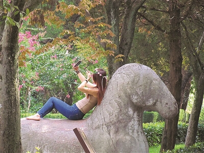 脚踩“遗产”玩自拍,美女你好嗨?