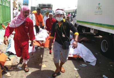 救援人员运送踩踏事件伤者。新华社发