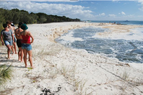 澳大利亚彩虹沙滩突现巨坑