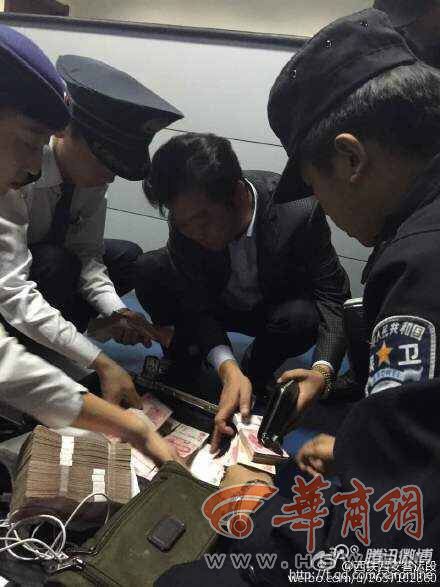 延安到宝鸡列车上 乘务员捡一装29.5万箱子