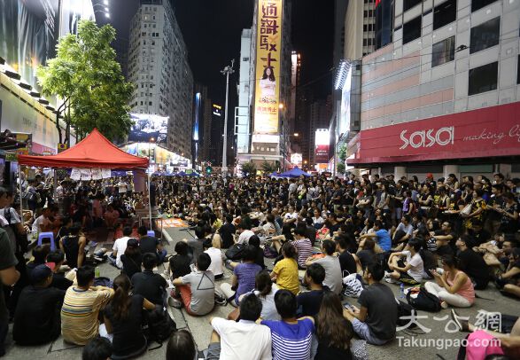 去年“占中”期间,“占中”者堵塞路面,影响商户生意