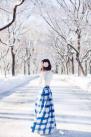 在银装素裹的雪地玩时，用蓝+白的衣服来搭配这漫天的白，出来的效果也很美。