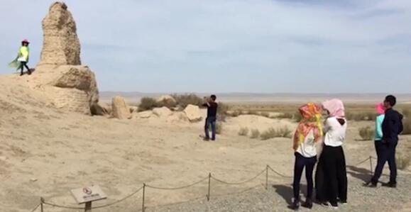 游客踩敦煌千年古城遗址拍照 反问:踩了会掉吗