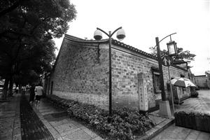 市民冒雨前往屠呦呦故居拍照 修缮保护工作完成