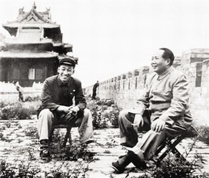 1954年毛泽东主席视察故宫时在城墙上休息。