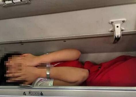 昆明航空：空姐被放行李架很开心 并非陋习