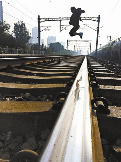 北京一男子为拍“酷照”逼停列车 警方罚款500元