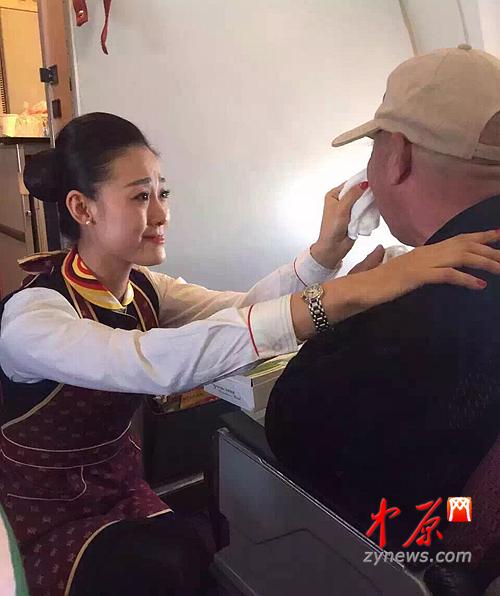 空姐跪地喂老人吃饭 老人因感动而泣不成声