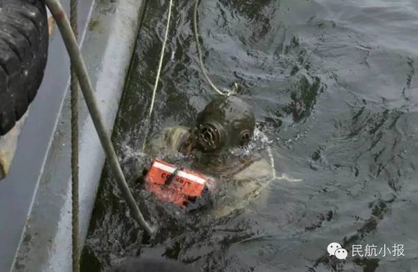 血的教训历历在目,我们不希望此次自杀事件是历史重演的同时,也希望旅客能够早日康复,切莫再犯同样的错误。飞机空间狭窄,稍有冲动均可酿成惨祸。快过年了,希望每一位旅客和机组成员都能平平安安顺顺心心的过个好年,飞行不易,旅途劳累,生命可贵,起落安妥。