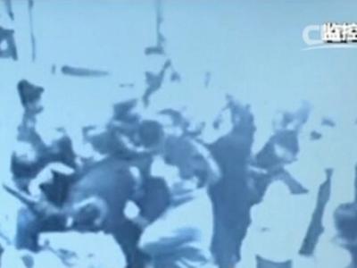 现场双方争执推搡