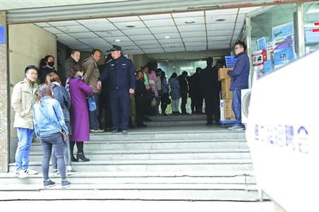 求职者在迪士尼招聘点外排队等候入场