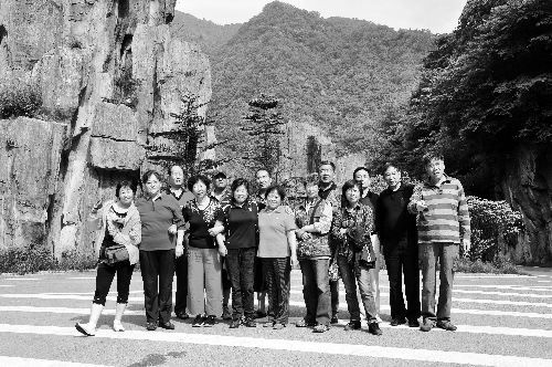 这支队伍的成员中最小的53岁,最大的已经69岁,都有着闯天下的勇气