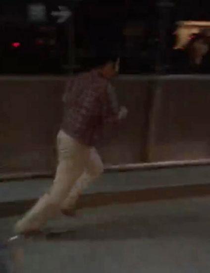 网曝男子地铁偷拍被女乘客发现 当场咬碎储存卡