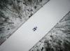 新罕布什尔州，米特西尔，摄影师用航拍器拍摄了他和伴侣躺在雪地上的情景。摄影：Manish Mamtani