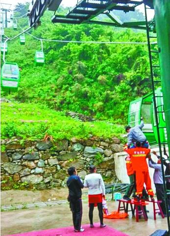 湖北景区索道故障上百游客雨中悬空3小时 一女乘客恐慌昏厥