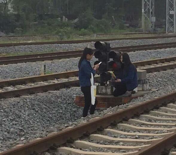 湖南女生铁道旁一字马自拍 被救后吓得走不动路