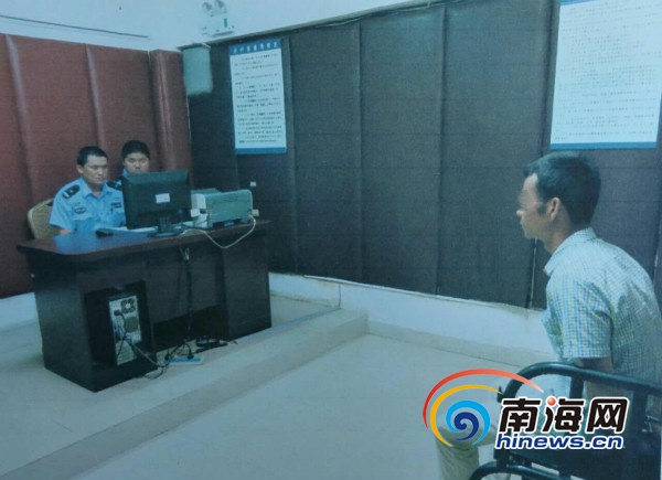 5月7日，海口龙华警方破获一起公共场所故意裸露身体案件，图为涉事司机接受警方调查。