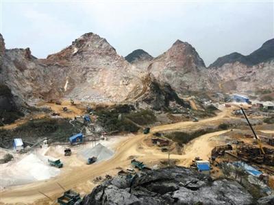 2016年5月11日，桂林漓江流域的一家采石场疯狂采石的场景（3月14日摄）。