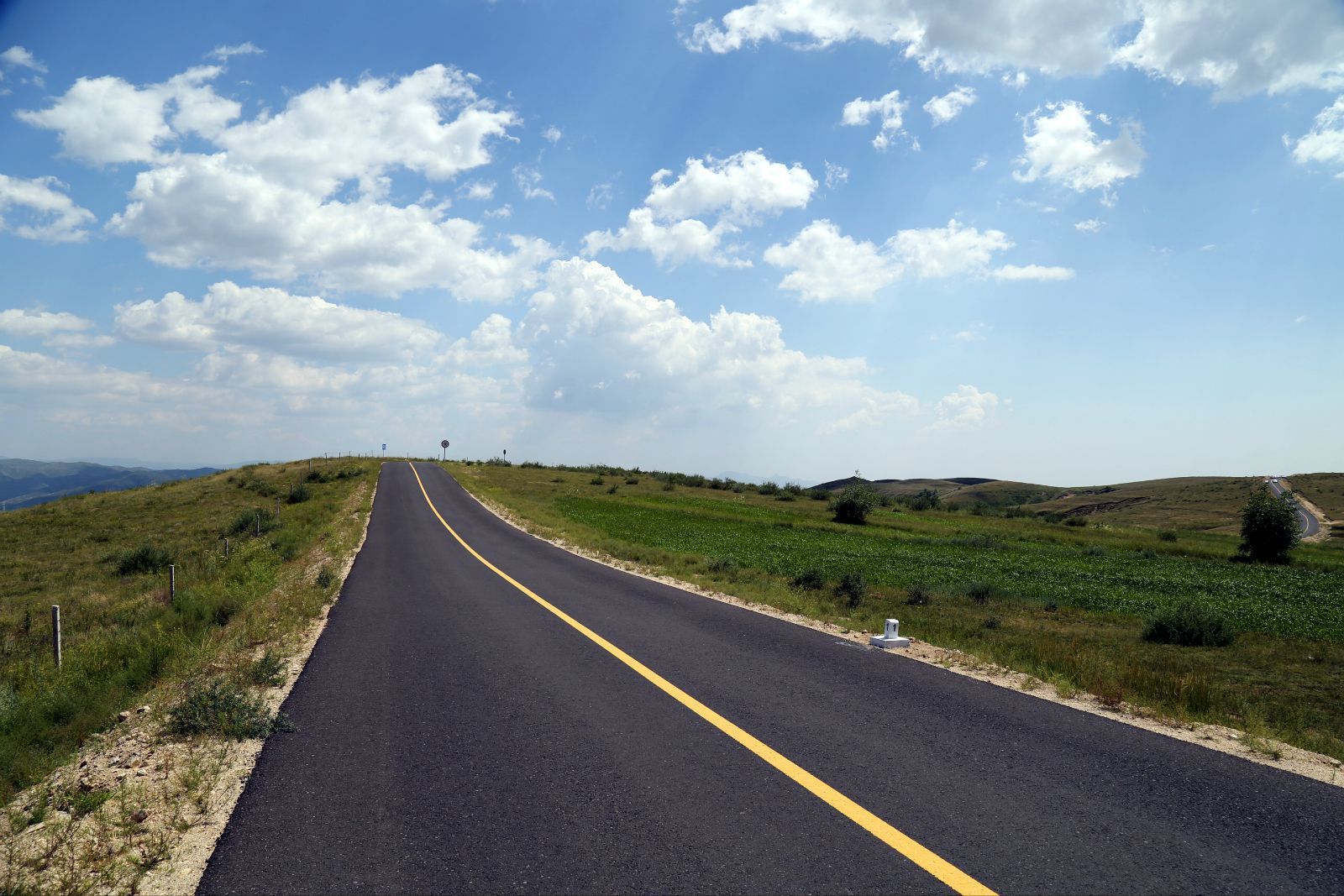 游人拍摄的“草原天路”