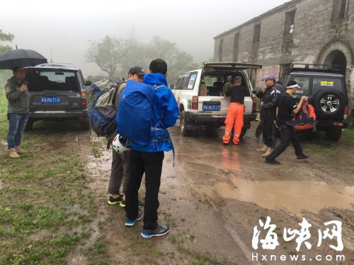 山高林密,地形复杂,救援人员借助绳索进山搜救省登山协会山地救援队供图