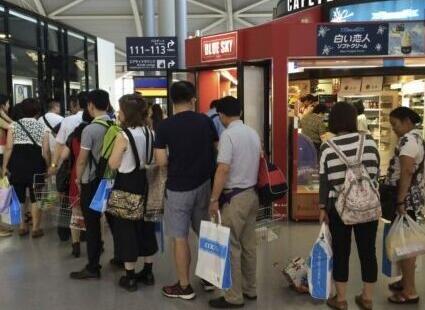不少去日本旅游的中国游客被带去购物的“免税店”，是中国人和韩国人开的。   资料图
