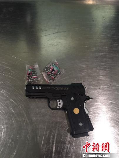 昆明:旅客携带枪支坐飞机过安检时被查