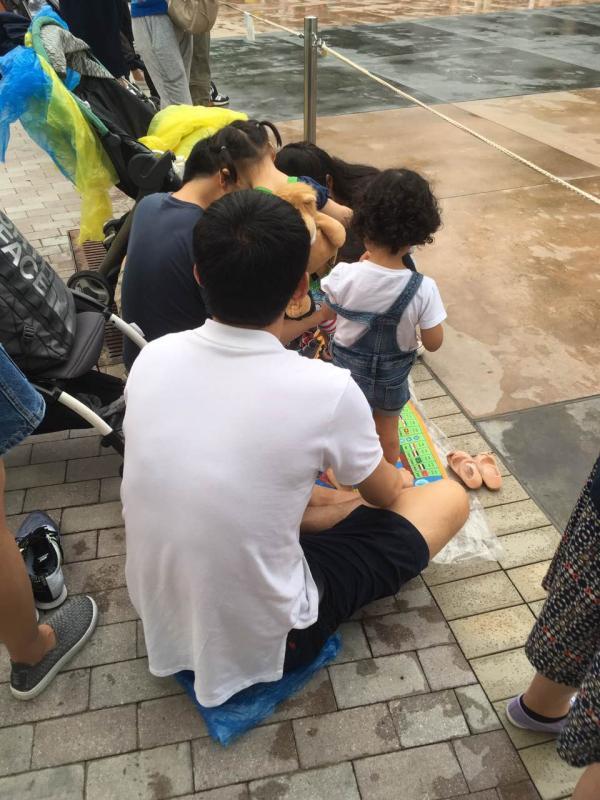 迪士尼游客不文明行为:插队、乱丢垃圾等