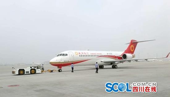 国产喷气式支线客机首航 成都飞抵上海需2小时