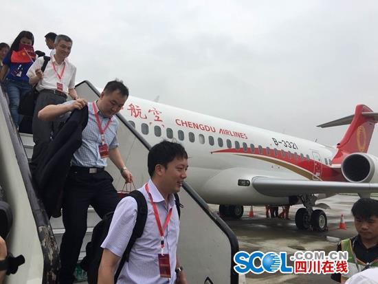 国产喷气式支线客机首航 成都飞抵上海需2小时