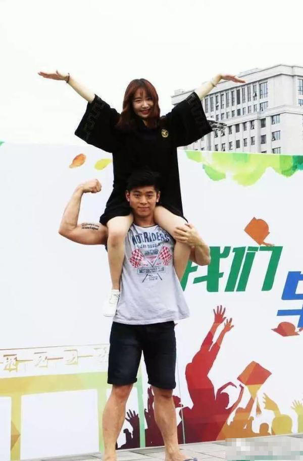 据了解,网友姓梁,22岁,重庆人,浙江大学啦啦操队队员。前几天,她刚参加完浙江大学毕业典礼,想起了自己大学时喜欢的啦啦操,于是约了几个啦啦操队里的学弟学妹,穿上学士服拍照留念。