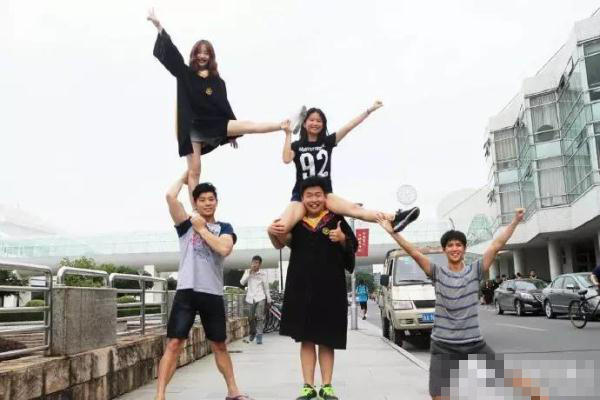 浙江大学拉拉操队郭老师说,今年队里有13个队员要毕业了,其中10个队员保送或考上了硕士,基本上个个都是学霸。很多人被国外大学录取,有曼彻斯特大学、华盛顿大学、宾夕法尼亚州立大学等,小梁被保送去了复旦大学,攻读复旦大学管理学院与意大利合作的双学位项目。