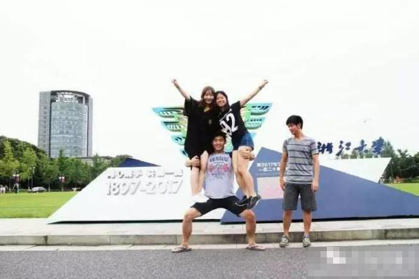 小梁的这组照片,充满青春气息,被网友点赞正能量,不过想要拍,难度不小。