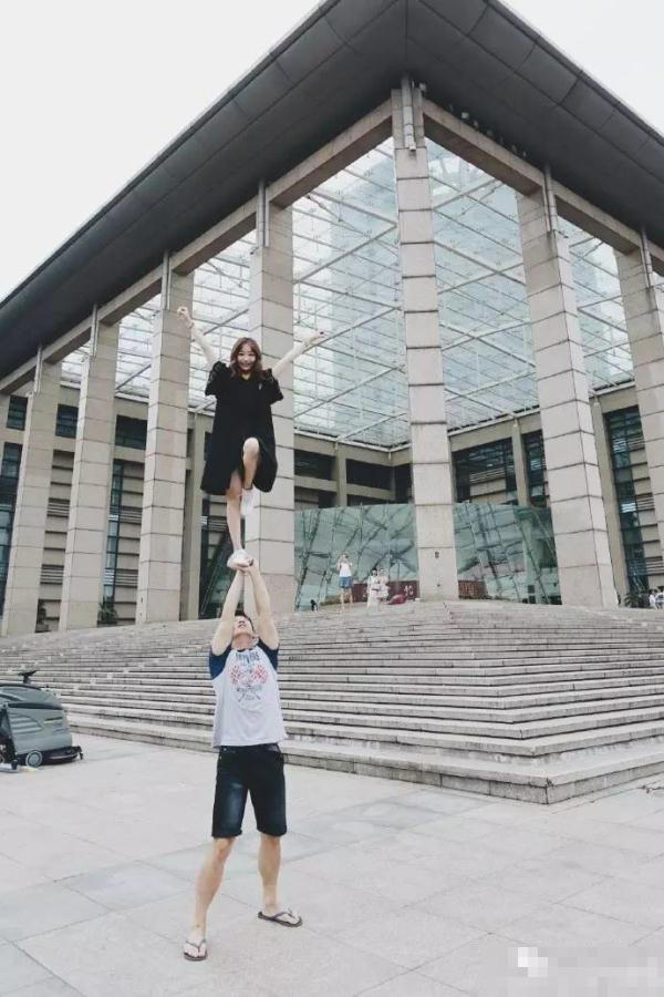 小梁说,她拍的这组照片,一是为自己找点留念感,另外,她也想告诉大家,啦啦操不是篮球宝贝,不是简单的跳舞,而是有很多技术含量、带有观赏性的舞蹈。