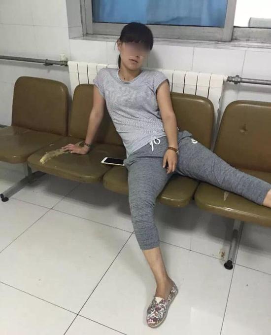 游客扔矿泉水瓶砸到商贩被讹1200 称其无法行走