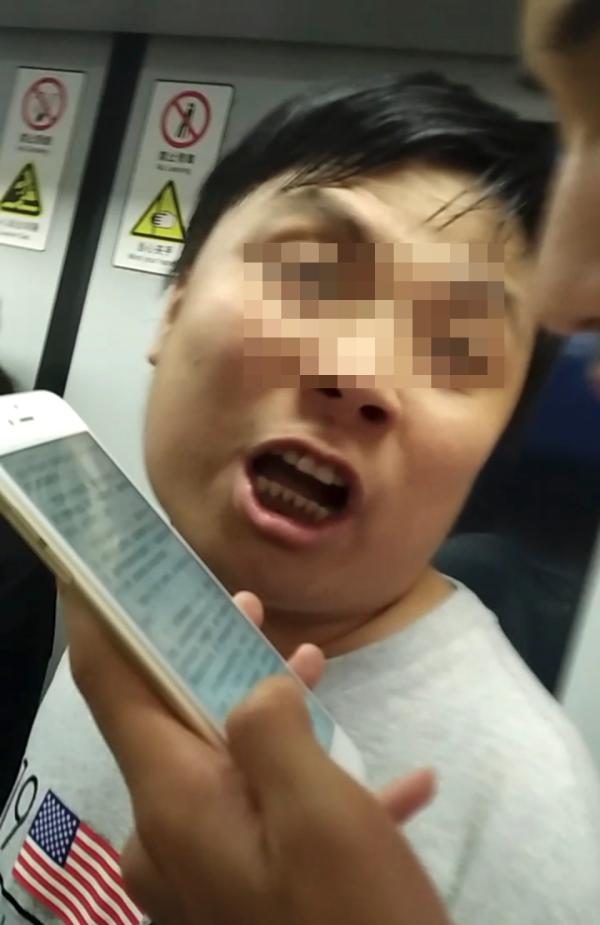 辱骂梁小姐的男子。