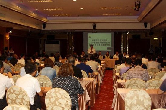 0719台湾2号公里游览车事故家属说明会,现场气氛凝重。(图片来源:台湾《联合报》)