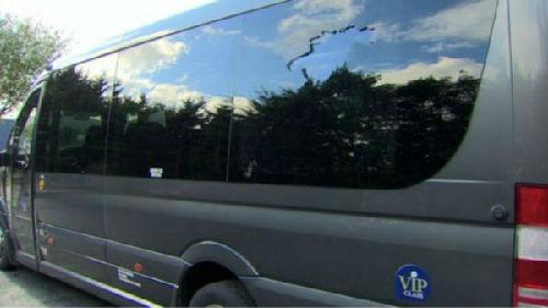 8名中国人在北爱尔兰乘车旅游遭石头攻击 车窗被砸破