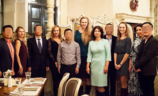 除此之外,她还认为中国男人很靠谱,而且很多中国男人很喜欢俄罗斯女儿。“中国男人对女人很尊重,他们想要结婚,会投入一段认真的感情关系”“他们希望自己的新娘是白皮肤蓝眼睛的,对他们来说,俄罗斯女人就像一个礼物。男人的婚姻问题是大事。”