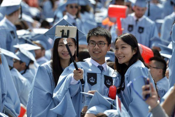 资料图：中国留学生在美国哥伦比亚大学毕业典礼上自拍。 新华社记者 王雷 摄