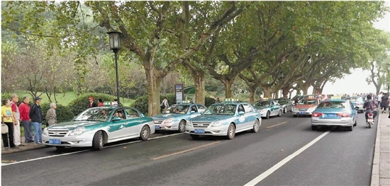 昨天中午,孤山路浙博门口停了不少候客的出租车。