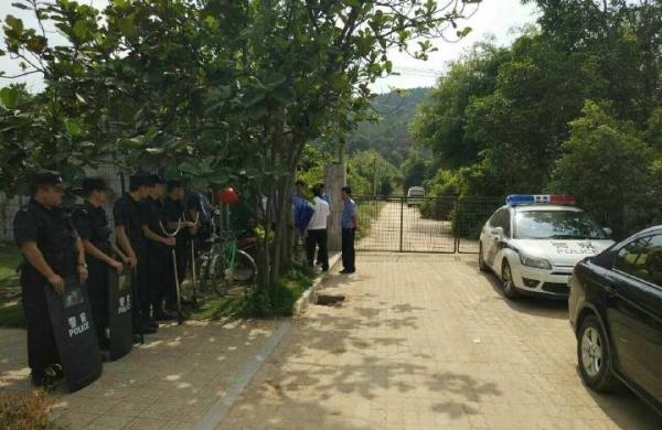 厦门警方在发生老虎逃脱的海沧野生动物园门前警戒。厦门公安 图