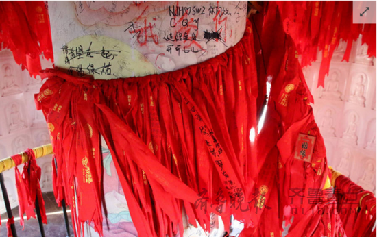 滨州无棣的海丰塔内壁遭游客涂鸦，刻满了情话和祝福语。
