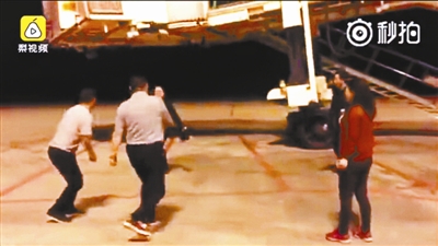 乘客下飞机后，在停机坪上踢毽（视频截图）