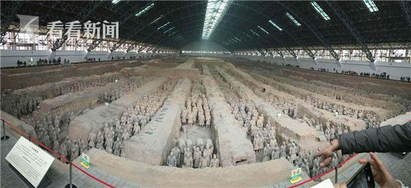 两名参观完出来的外地游客说,他们也是被“黑车”的忽悠到了这里,之前也搞不清楚真正的兵马俑是在哪里,花九十八元看这个真是不值,都是人造景观,觉得自己被骗了,连个兵马俑真正长啥样都不知道。游客说,“从华清池过来,在华清池坐的私家车。”记者问:“你来的时候多少钱?” 游客:“来的时候,五块。”