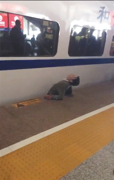 视频显示，一男子下半身被卡在站台与列车之间缝隙。