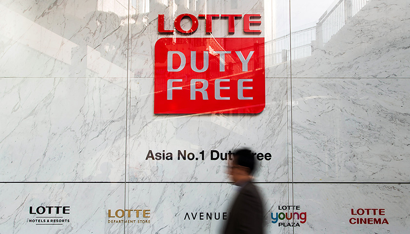 辛东彬说,乐天在中国投资了约50亿美元,在中国拥有2.5万名雇员。乐天销售总额中约10%来自中国。辛东彬承认眼下他并没有化解困局的办法,而是希望5月9日韩国大选诞生的新总统能够帮助缓和韩中之间的紧张关系,为乐天恢复在华业务扫清障碍。