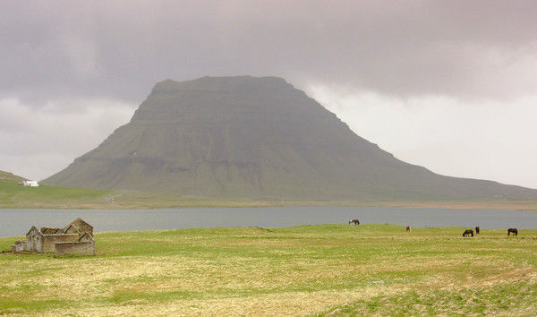 疑有中国游客在冰岛景区用石头摆“中国” 引当地人不满