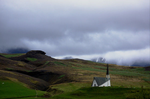 疑有中国游客在冰岛景区用石头摆“中国” 引当地人不满