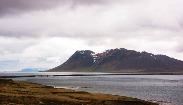 疑有中国游客在冰岛景区用石头摆“中国” 引当地人不满