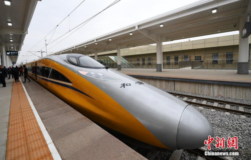 资料图：2017年3月21日，新型CRH380AJ--0203动车组列车“黄医生”从兰州西车站高速场上线，开始检测宝兰客专兰州西站至东岔站间334公里高铁行车设备，宝兰客专(兰州局管段)联调联试正式启动。杨艳敏 摄